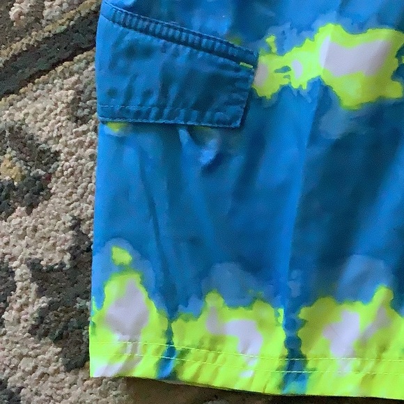 Cat & Jack swim trunks boys size medium 8/10. Blue and neon yellow pocke… - Picture 7 of 10